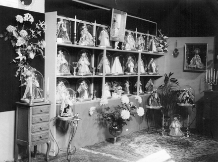 Jaarbeurs in 1960 met vele Lieve Voruwbeelden onder stolp